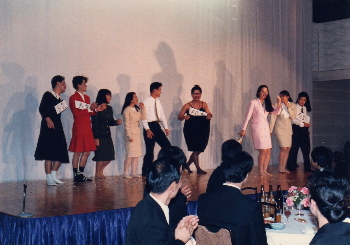 �������y����